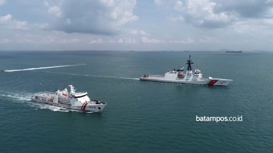 Kapal Patroli Bakamla Passing Exercis Dengan Kapal Amerika Serikat