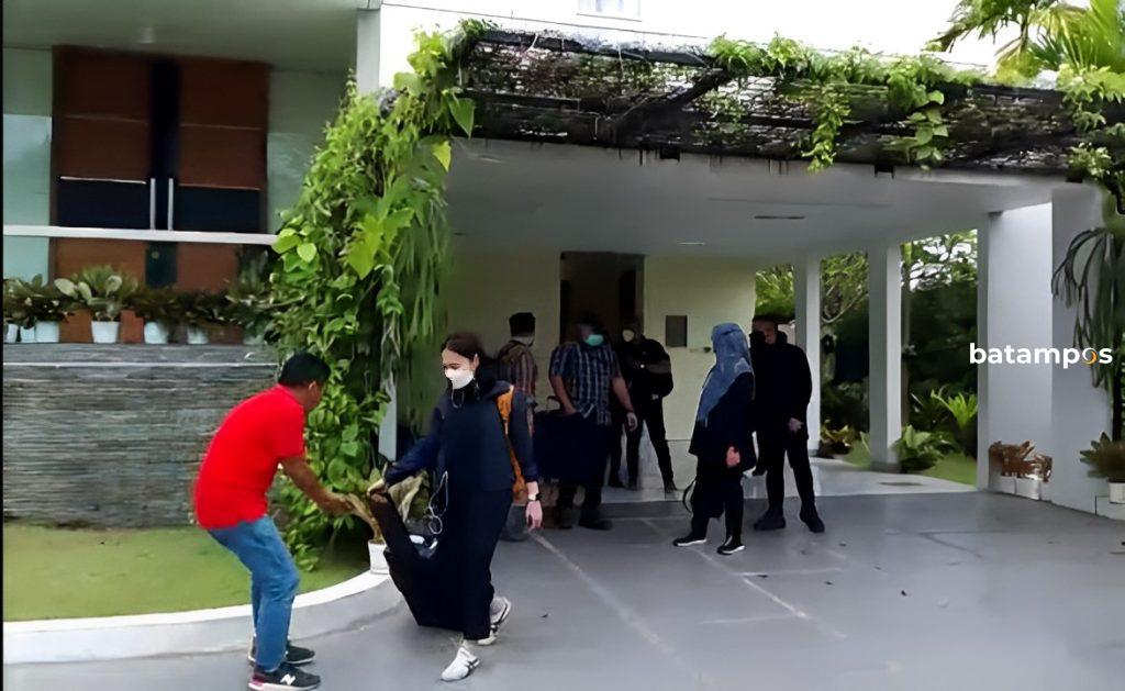 Petugas Kpk Membawa Dua Koper Dari Penggeledahan Rumah Di Klaster