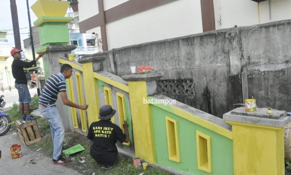 Sambut Imlek, Warga Lintas Agama Cat Gapura