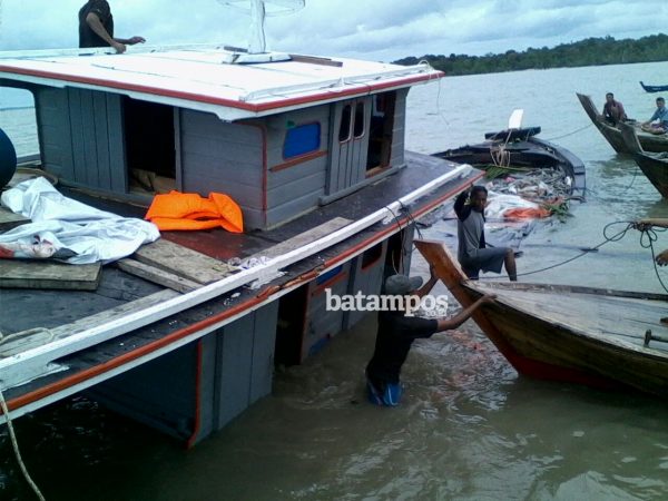 Kapal Pengangkut Hasil Kebun Karam di Perairan Lingga
