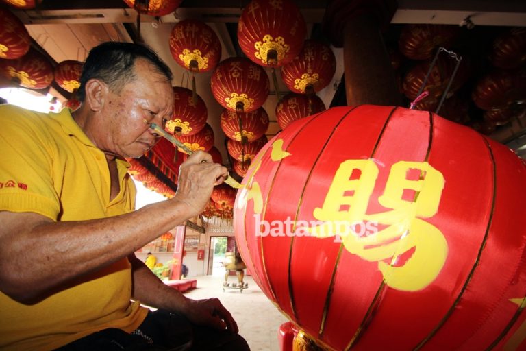Jelang Imlek, Vihara di Batam Berdandan