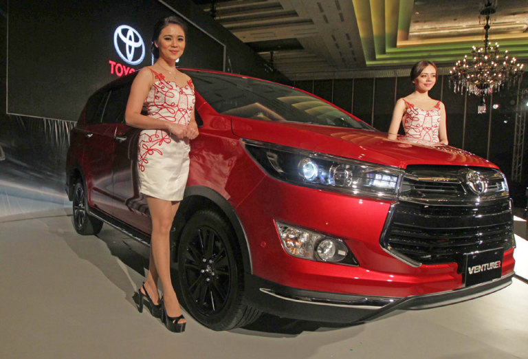 Toyota Rilis Pembaruan Kijang Innova New Venturer dan New Corolla Altis 2016