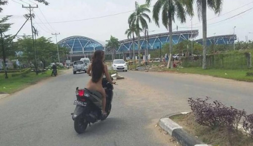 Wanita Tanpa Busana, Naik Motor Masuk Wilayah Bandara