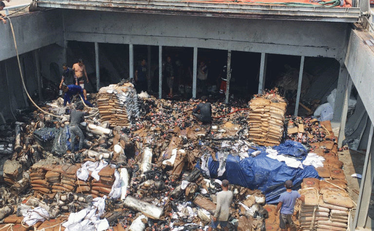 KM Bahari 24 Terbakar di Batuampar