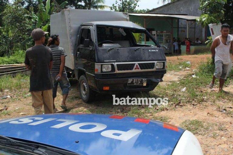 Kecelakaan Tunggal, Mobil Box Tabrak Pembatas Jalan