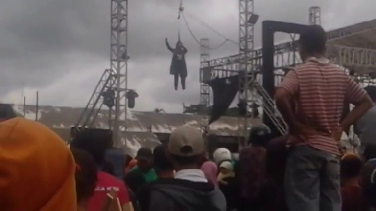 Usai Atraksi Gantung Diri 17 Jam, Master Limbad Pingsan