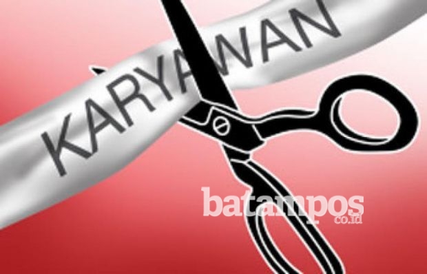 Istri dari Karyawan yang Dipecat Menangis