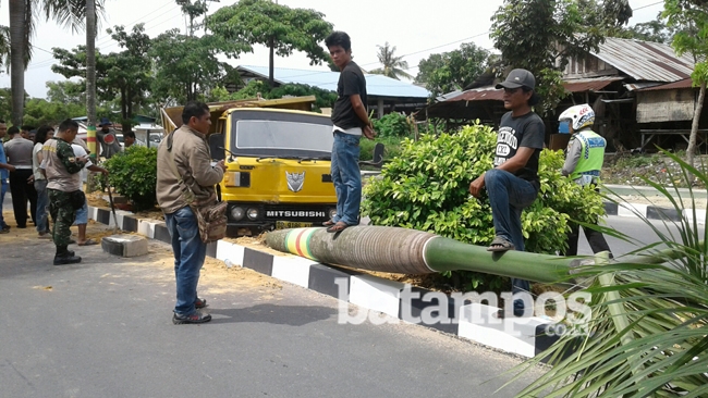Ban Pecah, Truk Tabrak Pembatas Jalan