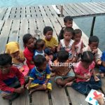 Anak-anak suku laut selat Kongky belajar dipelantar karena Balai Belajar rubuh 17 Agustus 2016 lalu. Sampai saat ini belum juga diperbaiki f Hasbi