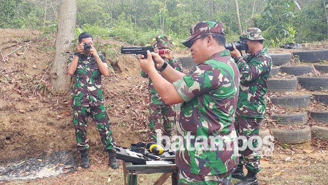 Danrem Latihan Nembak dengan Prajurit