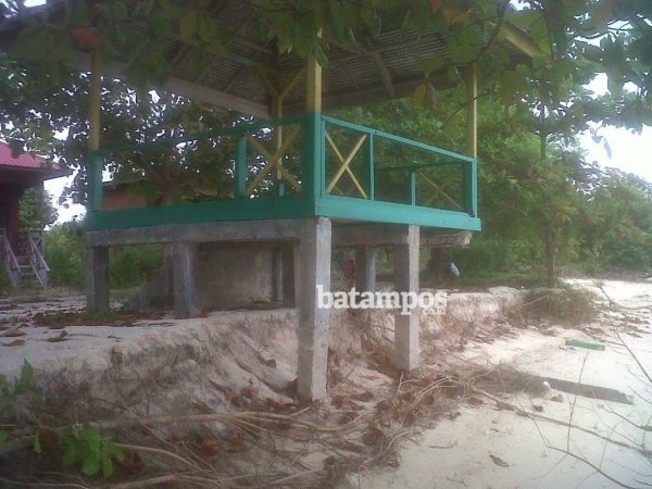 Abrasi di Penaah, Fasilitas Pariwisata Rusak