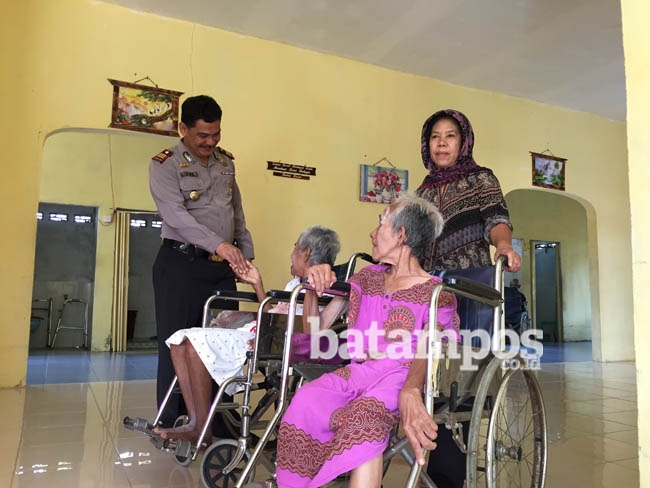 Sisihkan Penghasilan, Kapolsek Dabo Bantu Warga Kurang Mampu