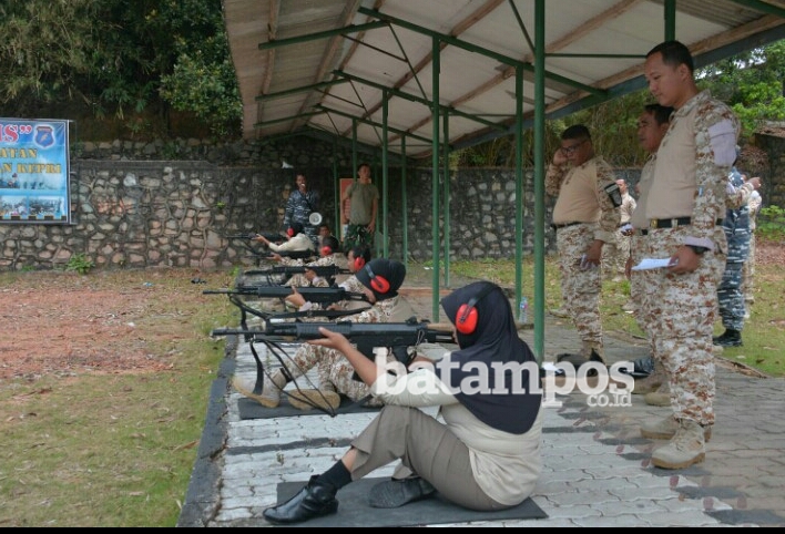 ASN Lantamal IV Latihan Menembak dengan Senjata SS-1