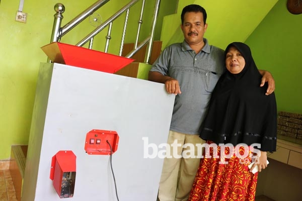 Pasutri Ciptakan Alat Pengupas Kulit Kacang