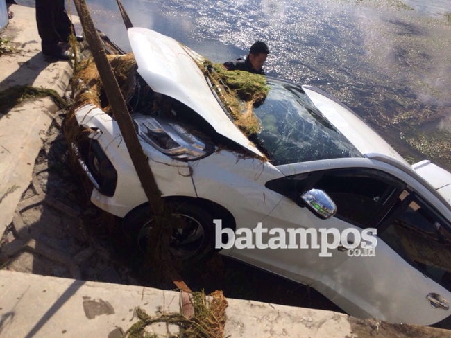 Sopir Mengantuk, Mobilio Nyungsep ke Waduk