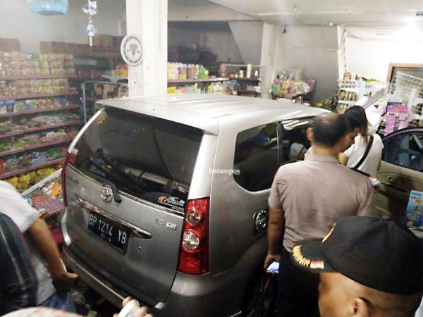 Pengemudi Pitam, Minibus Tabrak Motor dan Menerobos Minimarket