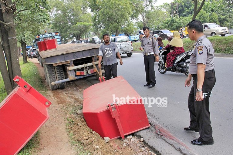 Besi Baja 9 Ton Jatuh, hampir Menimpa Pengendara