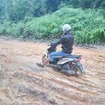 Pengendara sepeda motor lewati jalan milik provinsi Kepri Lintas Timur kabupaten Lingga yang rusak parah. Sejak masih tergabubg dengan Riau belum pernah mendapat perbaikan f Hasbi