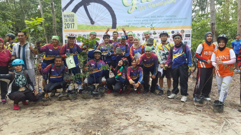 Komunitas Sepeda Batam Gelar Penghijauan di Dam Duriangkang