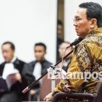 ahok-kikuk-menyimak-rizieq-muka-serius-topang-dagu-lihat-jam-sampai_m_112929