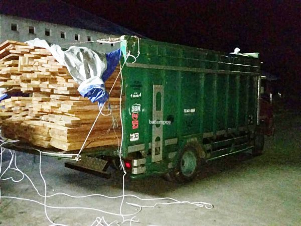 Dishub Tegah Truk Muatan Kayu Masuk Roro