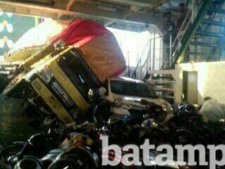 Akibat Cuaca Buruk, Lori Timpa Mobil Hingga Ringsek