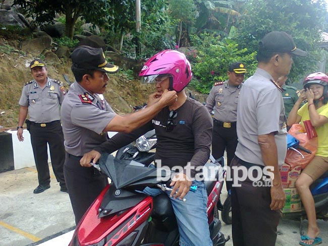 Polres Bagi-bagi Helm Kepada Masyarakat