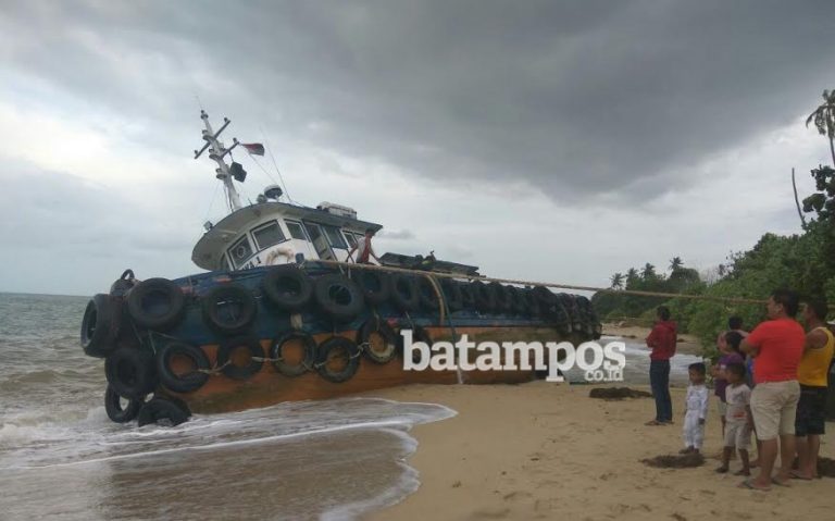 Angin Kencang, Ombak Besar, Tug Boat dan Tongkang Terdampar di Lingga
