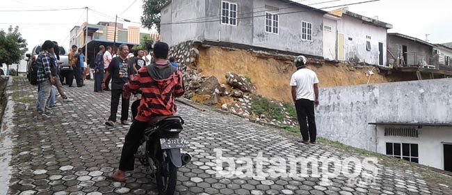 Rumah Warga Tertimpa Batu Miring