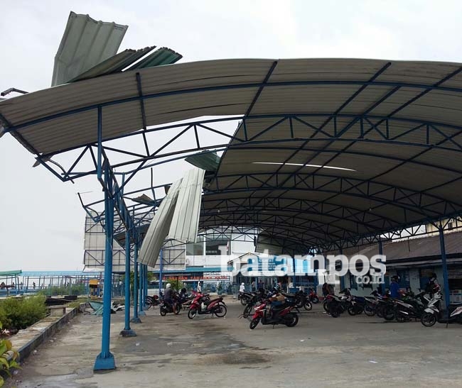 Atap Berterbangan Disapu Puting Beliung