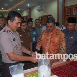 21 foto SANDI-Kapolres Karimun menunjukkan barang bukti SS kepada Bupati Karimun