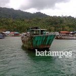 Bangkai kapal bertebaran di laut tepatnya di belakang kantor PSDKP Antang ol