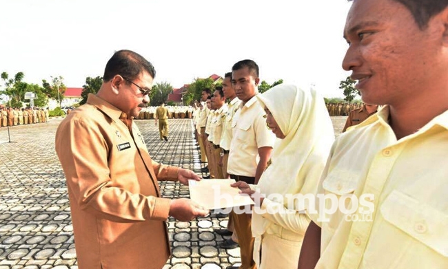1.558 Honorer Terima SK Perpanjangan Kontrak