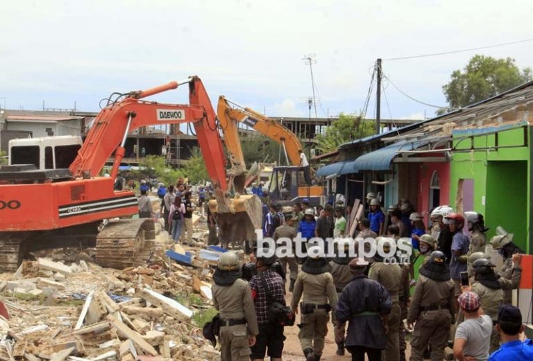 Jerit, Tangis, Pasrah saat Lihat Rumah Mereka Dirubuhkan