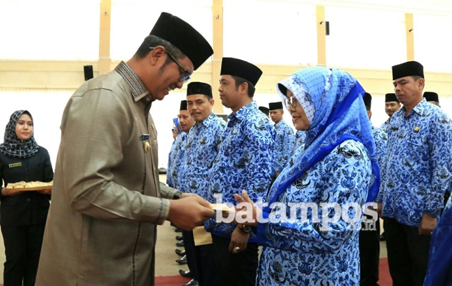 Apri Lantik 120 Kepala Sekolah