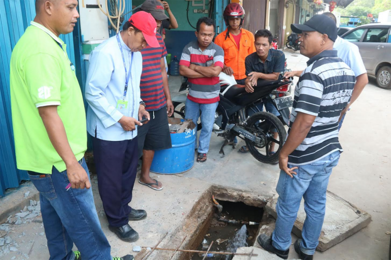 ATB Bongkar Sambungan Ilegal di Ruko Seruni