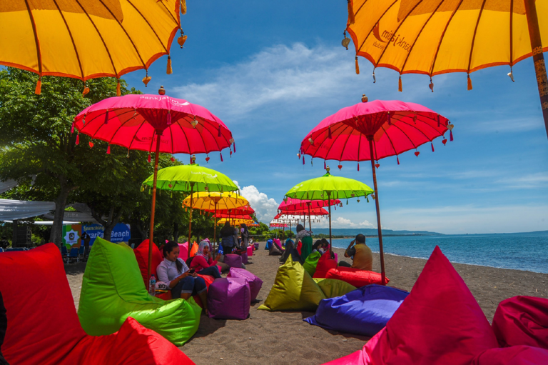 Warna-warni Payung Pantai Syariah Banyuwangi
