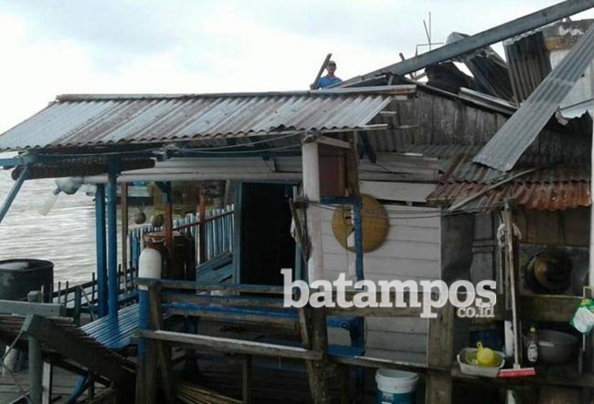 Warga Perbaiki Pos Angkatan Laut yang Disapu Puting Beliung