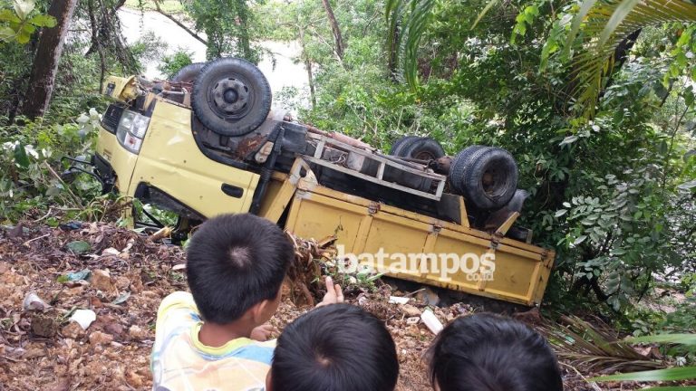 Truk Terjun ke Jurang