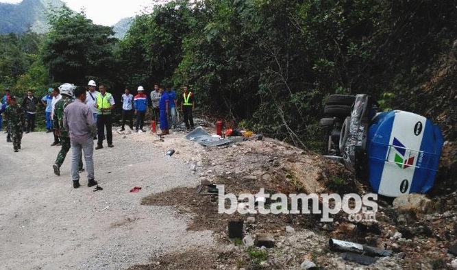 Mobil Pengangkut BBM Terguling