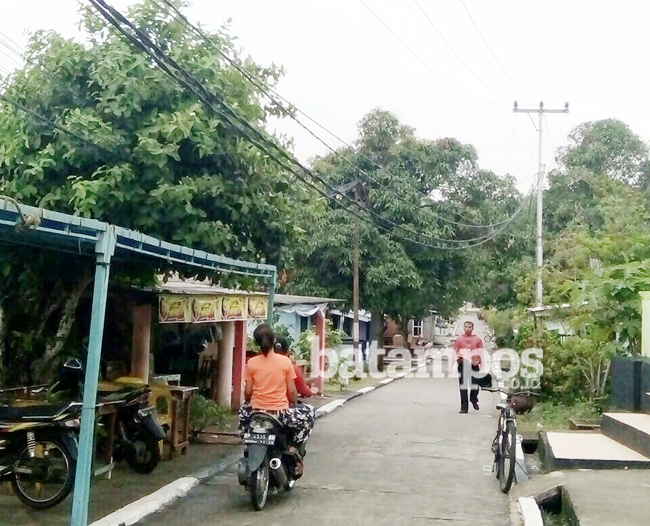 Kabel Listrik Terjuntai Rendah, Warga Khawatir Korsleting