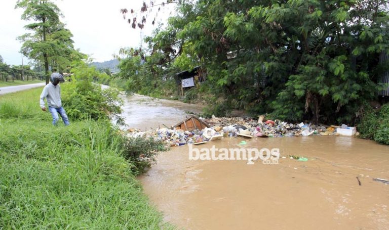 Drainase Tersumbat Sampah, Jalan S Parman Terendam Banjir