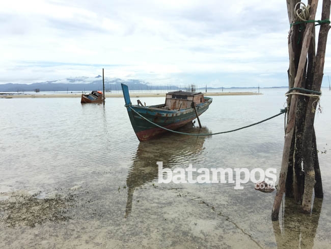 Tongkang Tabrak Pancang Milik Nelayan