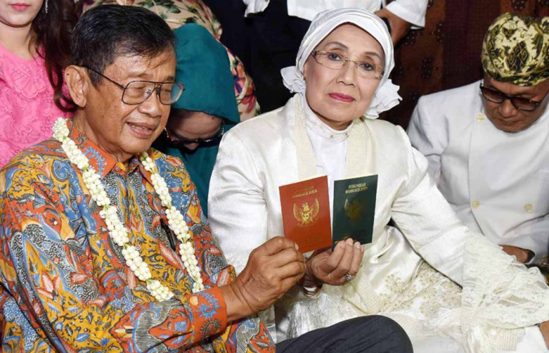 Pernikahan Kepala Tujuh Artis Senior Nani Widjaja dan Tokoh Sastra Ajip Rosidi