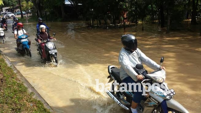 Pak Walikota Batam, Jalan di Kawasan Kantor Kelurahan Tanjung Uncang Banjir