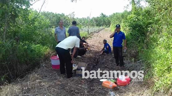 Warga Gotong Royong Buka Akses Jalan Baru