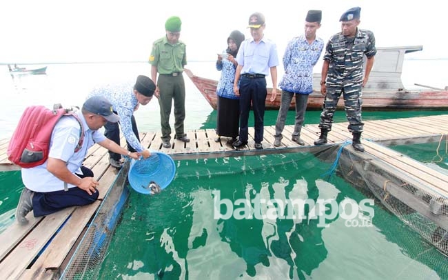 Empat Kelompok Nelayan Terima 10 Ribu Benih Ikan