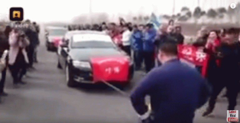 Dengan Anu-nya Guru Kung Fu Tarik 7 Mobil