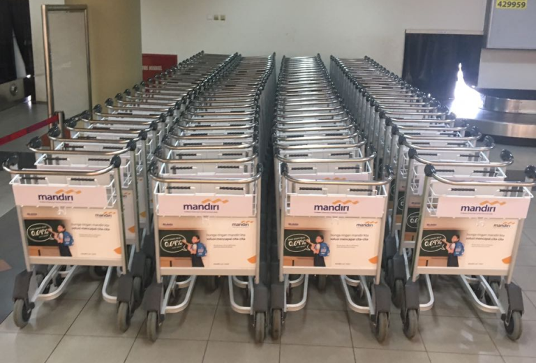 Bank Mandiri Hibahkan 100 Troli untuk Bandara Hang Nadim