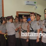 30 foto SANDI-Kapolres Karimun menyematkan tanda jabatan Kasat Lantas ol